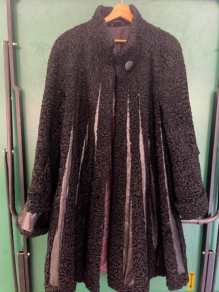 vintage astrakan lange damesmantel, Zwart, Maat 46/48 (XL) of groter, Ophalen of Verzenden, Zo goed als nieuw