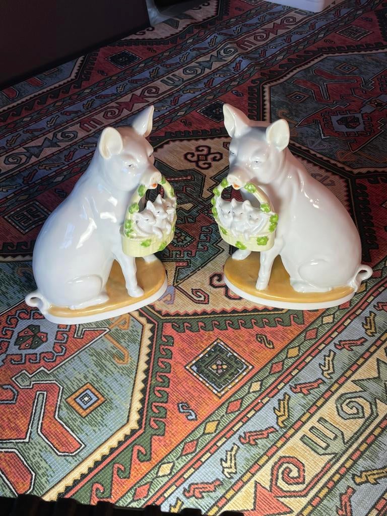 Koppel antieke varkentjes met biggen, Ophalen