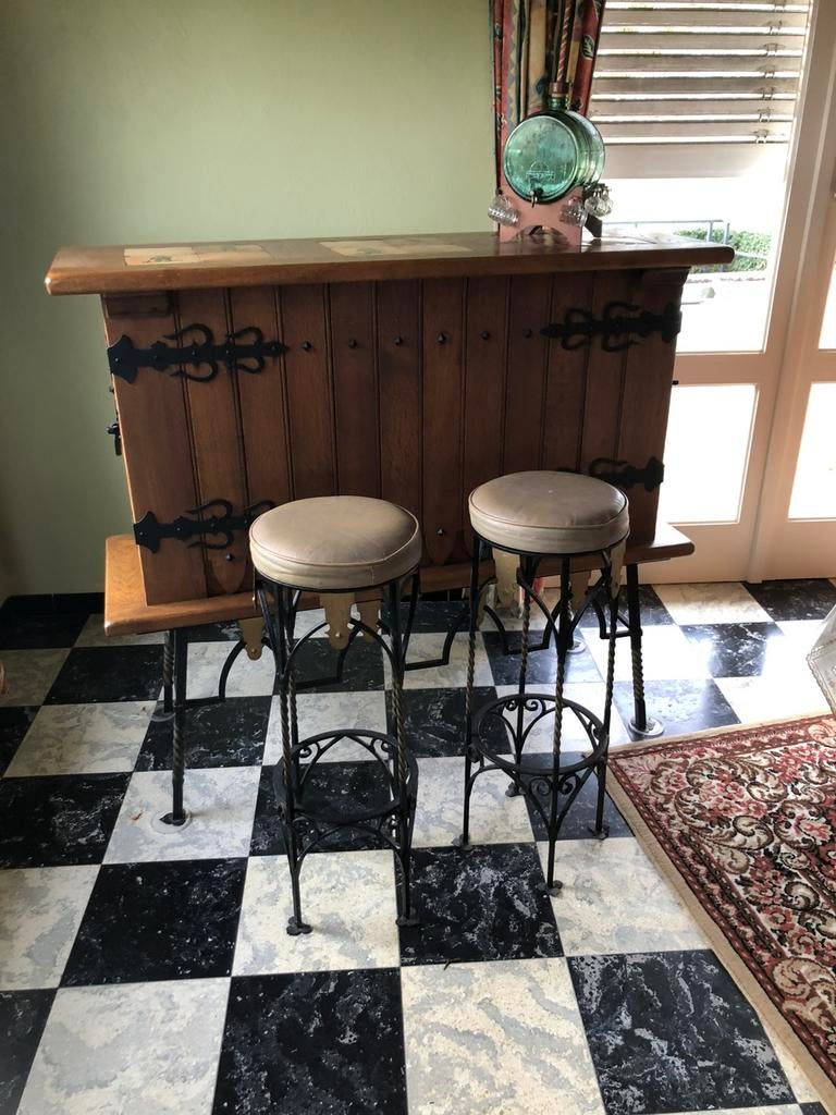 Joli bar en bois er fer forgé et ses 2 tabourets, Maison & Meubles, Enlèvement, Utilisé