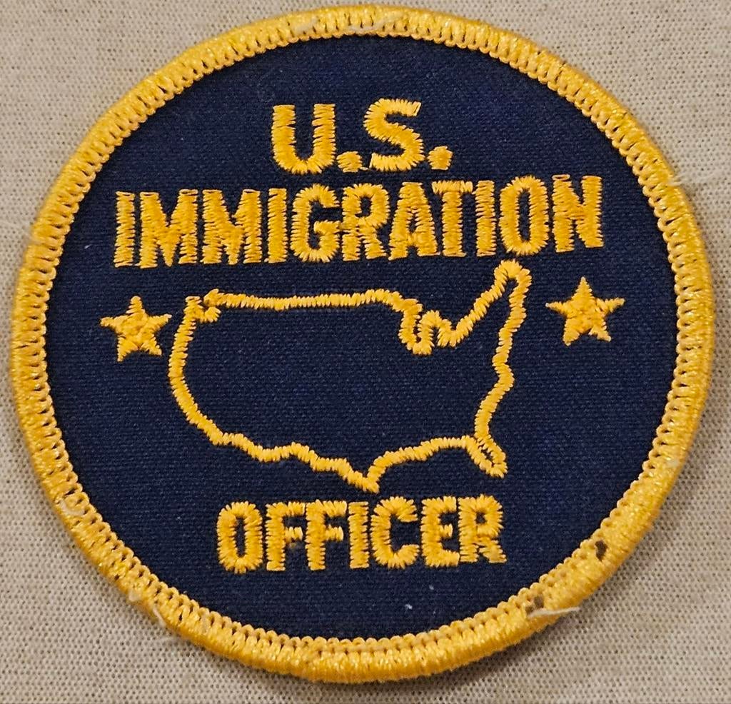 Écusson vintage représentant un agent d'immigration américai, Collections, Enlèvement ou Envoi