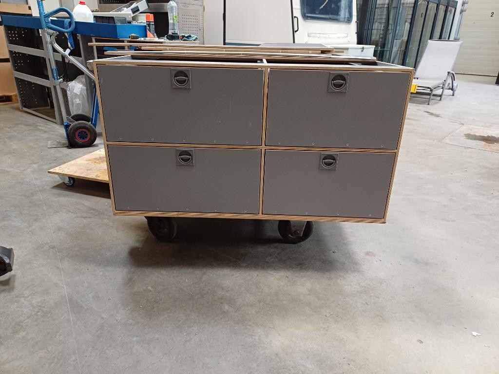 BROVER VLOERLADES (1047) L 143 B 122 H 55 PRIJS € 499, Ophalen, Zo goed als nieuw