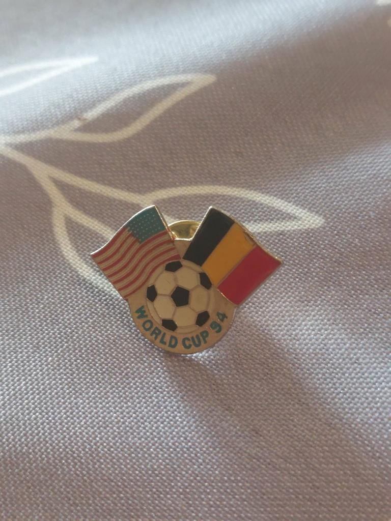 pin/Speldje / WK Voetbal USA 1994, Verzamelen, Speldjes, Pins en Buttons, Zo goed als nieuw, Speldje of Pin, Sport, Verzenden