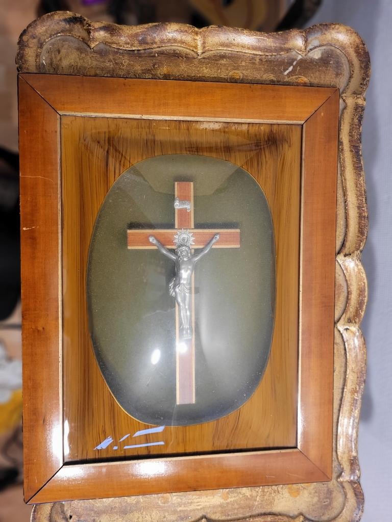 Reliquaire encadré verre bombé et peint, vintage, Antiquités & Art, Antiquités | Objets religieux, Enlèvement ou Envoi