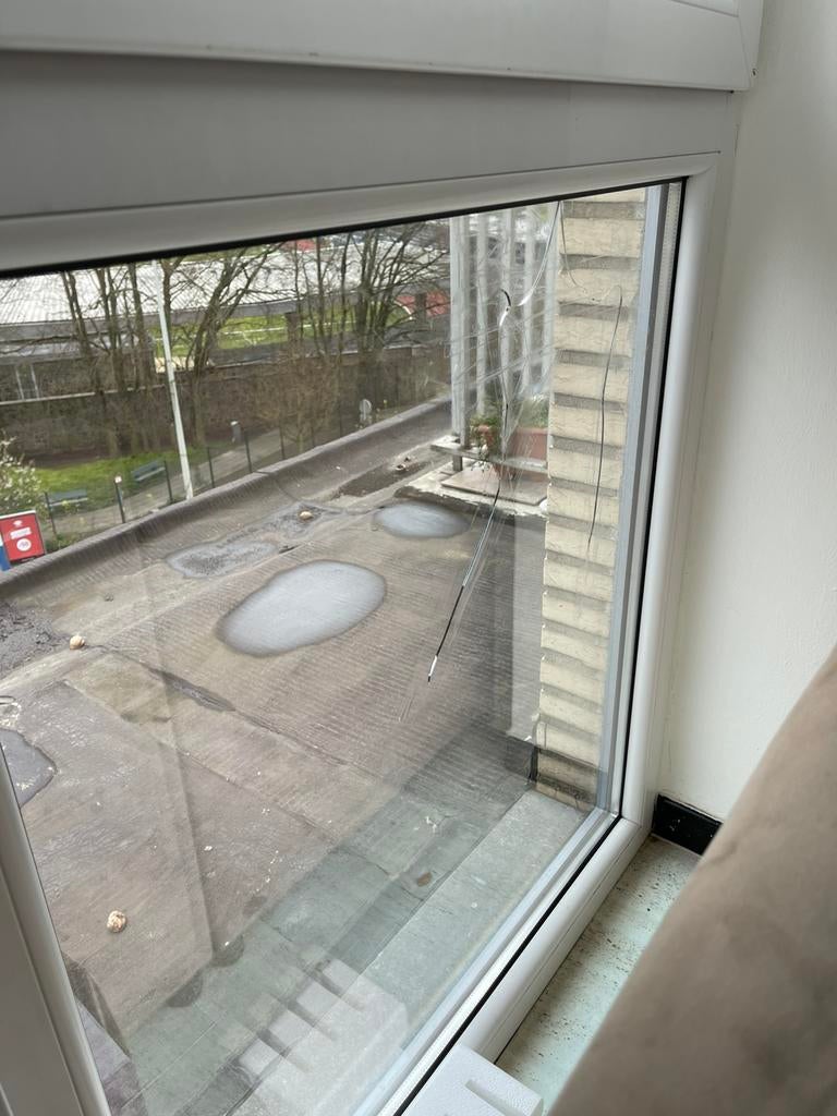 Op zoek naar een glazenmaker om een gebarsten raam te vervan, Ophalen, Gevelraam of Ruit, 80 tot 120 cm, 80 tot 120 cm