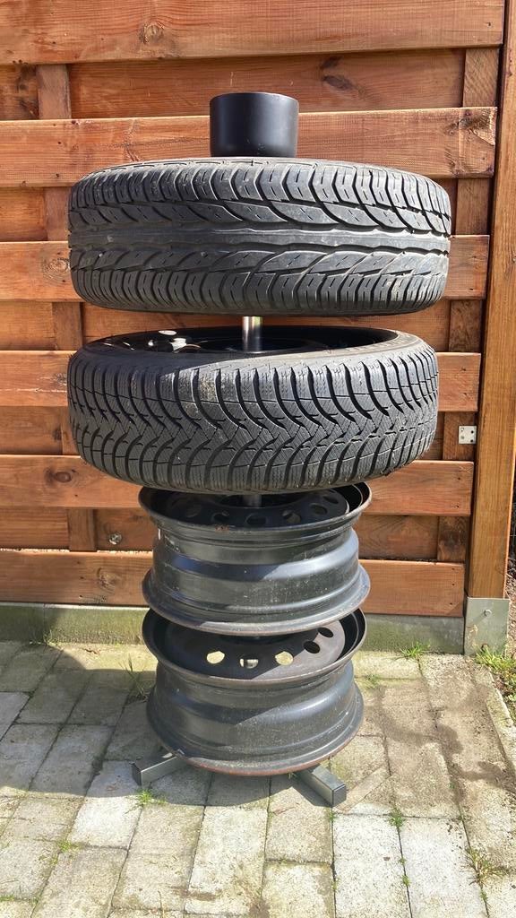 Vier velgen vor winterbanden, met staander., Ophalen, Winterbanden, Band(en)