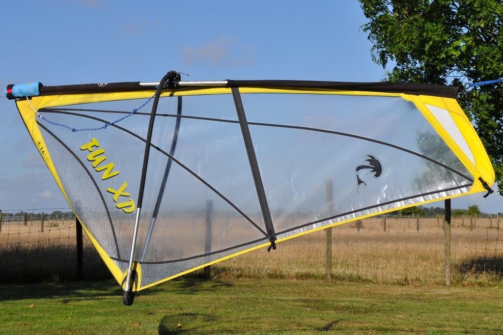 Tiki Fun XP pour enfant 3,6 m2, Sports nautiques & Bateaux, Planche à voile, Utilisé, Voile, Avec sac de transport, Moins de 5 m²