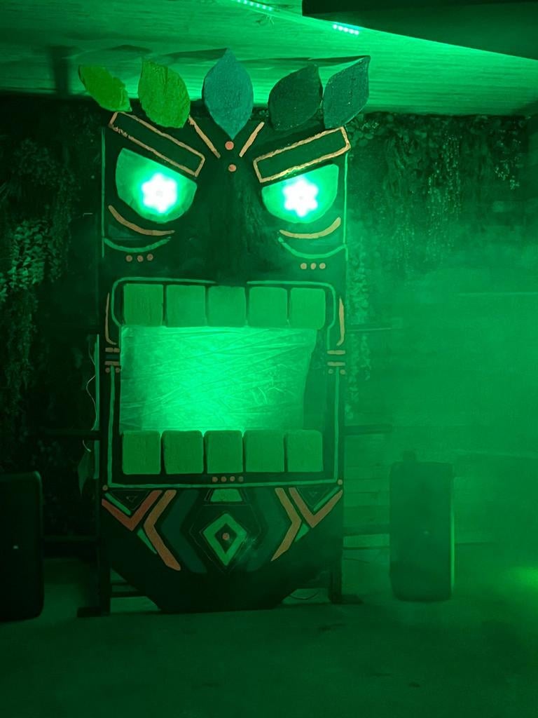 Levensgroot tiki masker, Ophalen