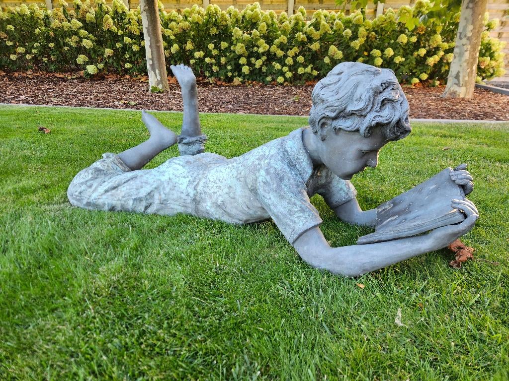 BRONZEN LEZENDE JONGEN OUDE BRONS LAGE VERKOOPPRIJS !!!, Ophalen of Verzenden, Zo goed als nieuw, Overige materialen, Mensenbeeld