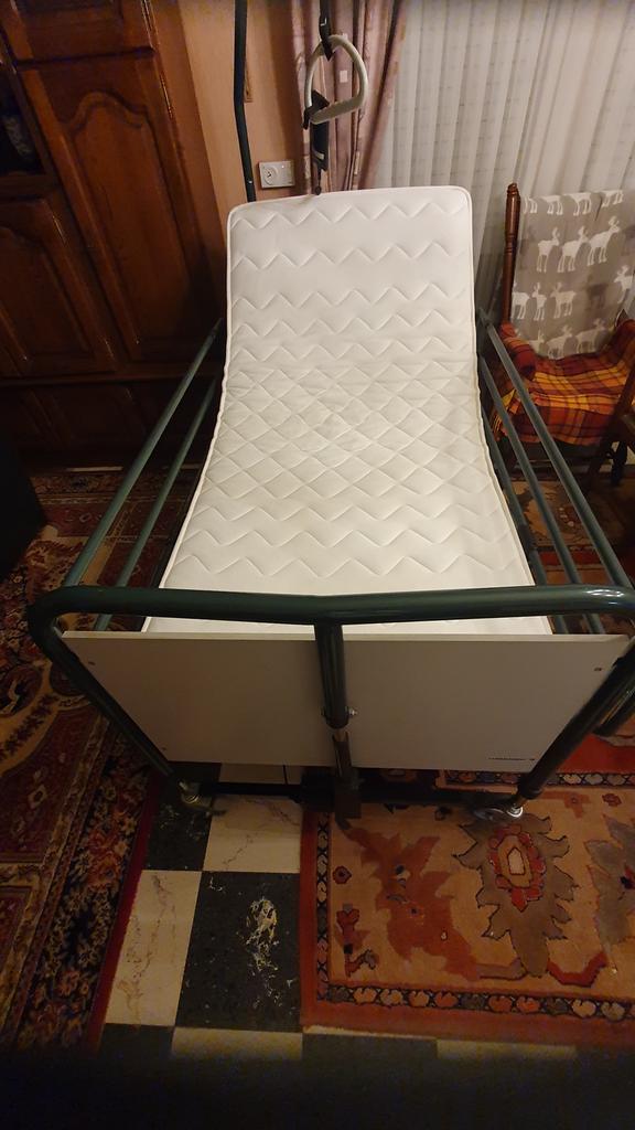 Verstelbaar ziekenhuisbed (elektrisch), Huis en Inrichting, Ophalen, 90 cm, Eenpersoons, Bruin