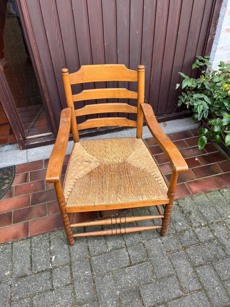 Antieke houten stoel met rieten zitting, Enlèvement