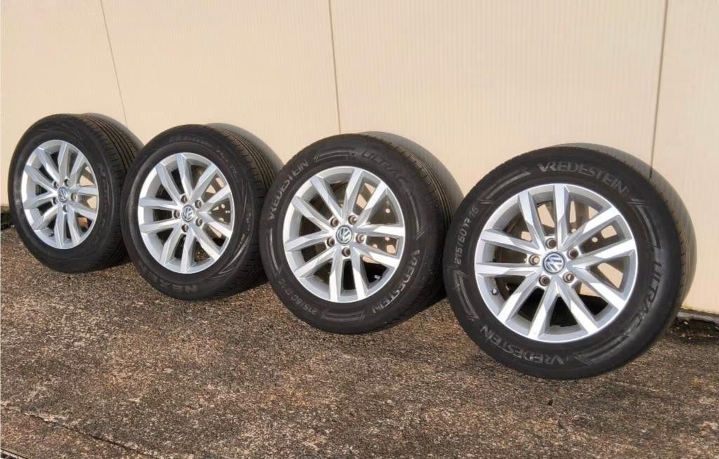 Belles jantes 16" originales VW avec des pneus 215/60-16, Auto-onderdelen, Banden en Velgen, Banden en Velgen, Zomerbanden, 16 inch