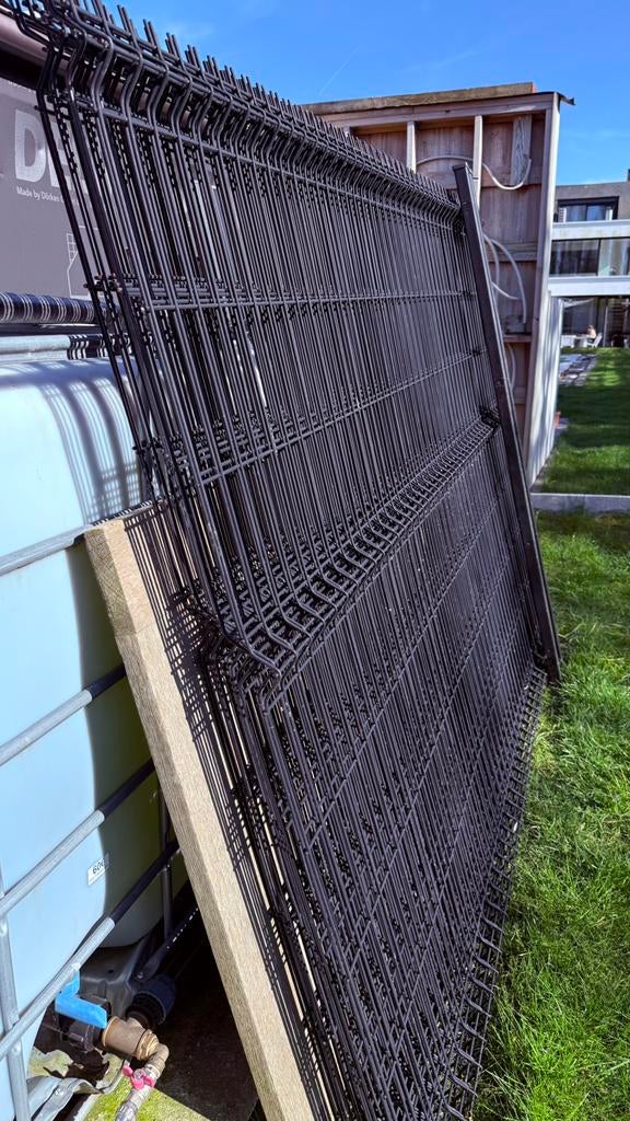 Metalen afsluiting 25 lopende meter + deur, Ophalen, Zo goed als nieuw