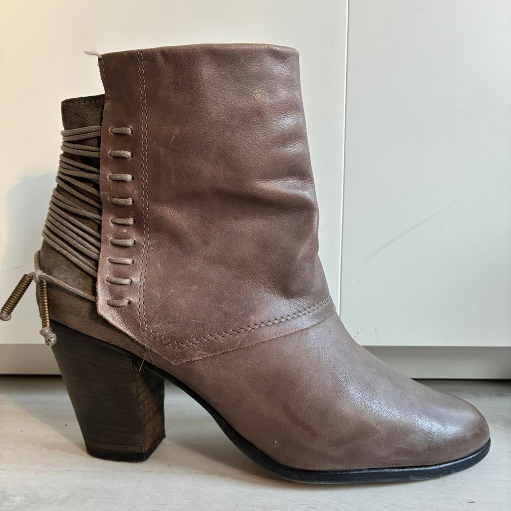 Bottines en cuir suédé Invito taille 42, Vêtements | Femmes, Gris, Enlèvement ou Envoi, Boots et Botinnes, Porté
