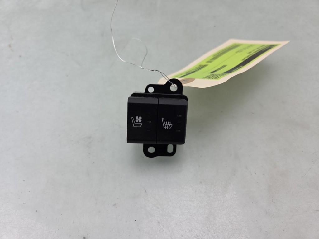 STOELVERWARMING SCHAKELAAR RAM 1500 Crew Cab (DS), Auto-onderdelen, Taurusavenue 1
2132 LS  Hoofddorp, NL, Webaccessibility@stellantis.com