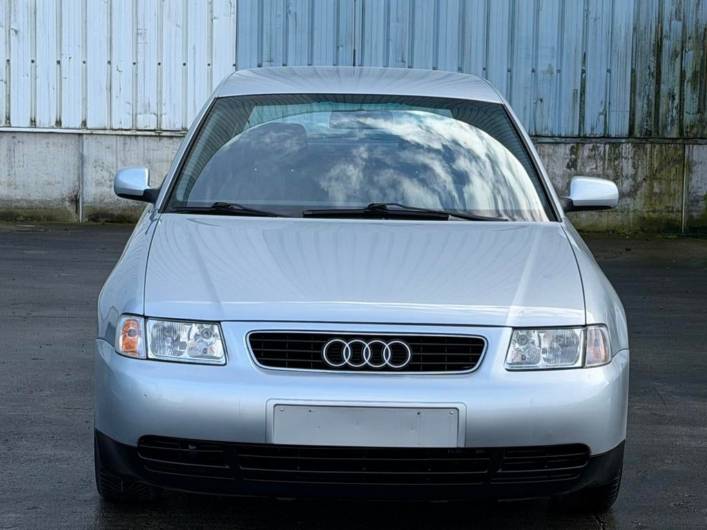 Audi a 3 1.6 Benzine/1 Handgeschakeld - Airco - 80.000 Km, Auto's, Audi, Voorwielaandrijving, 1599 cc, 4 cilinders, Alcantara