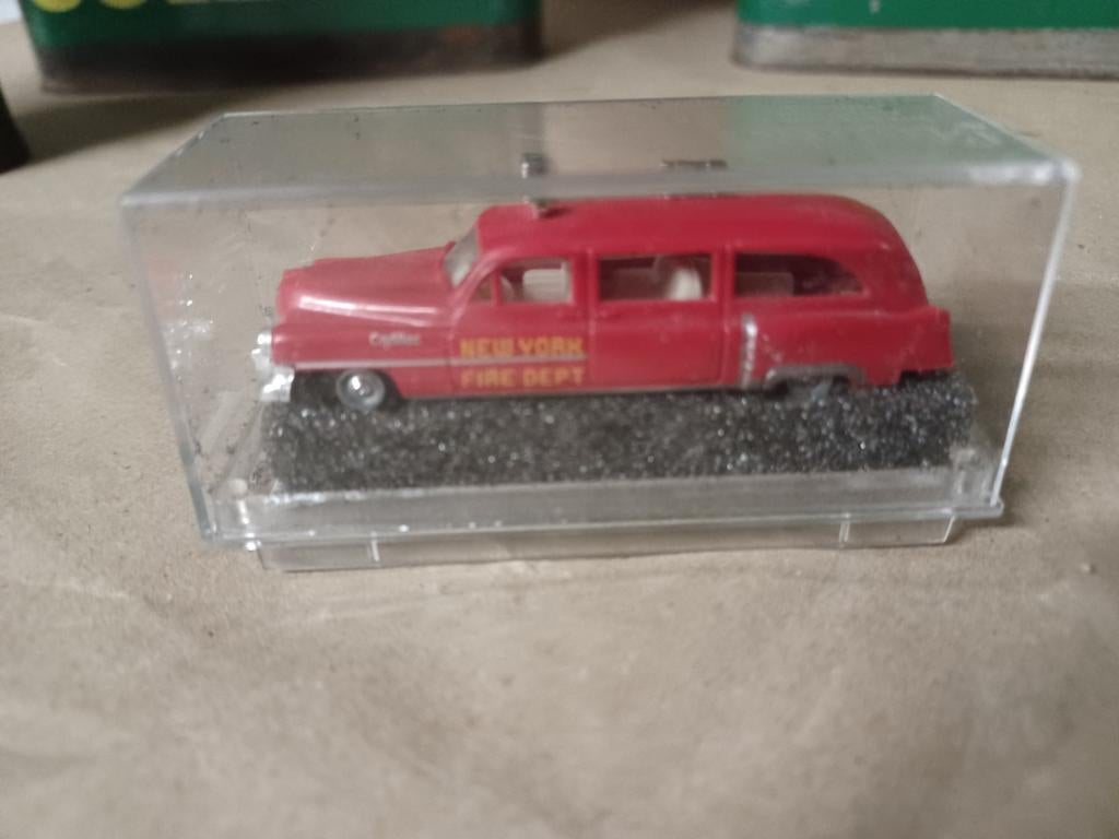 Cadillac 1/87 Praline in nieuwstaat, Ophalen of Verzenden