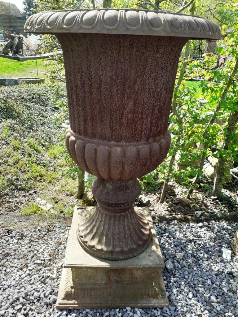 Superbe et grande vasque en fonte patinée rouille sur socle, Enlèvement, Utilisé