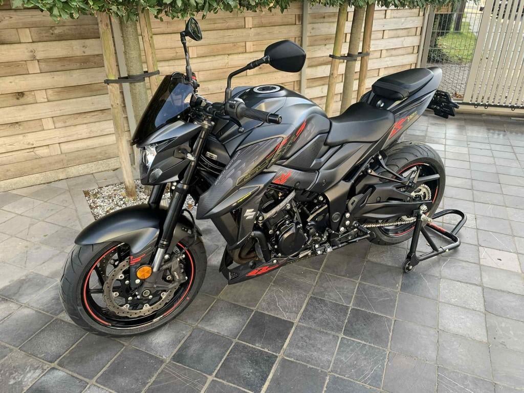 suzuki gsx-s 750 **black edition**8300km**akrapovic**, Motoren, 4 cilinders, Motorrijbewijs A, Bedrijf, 749 cc