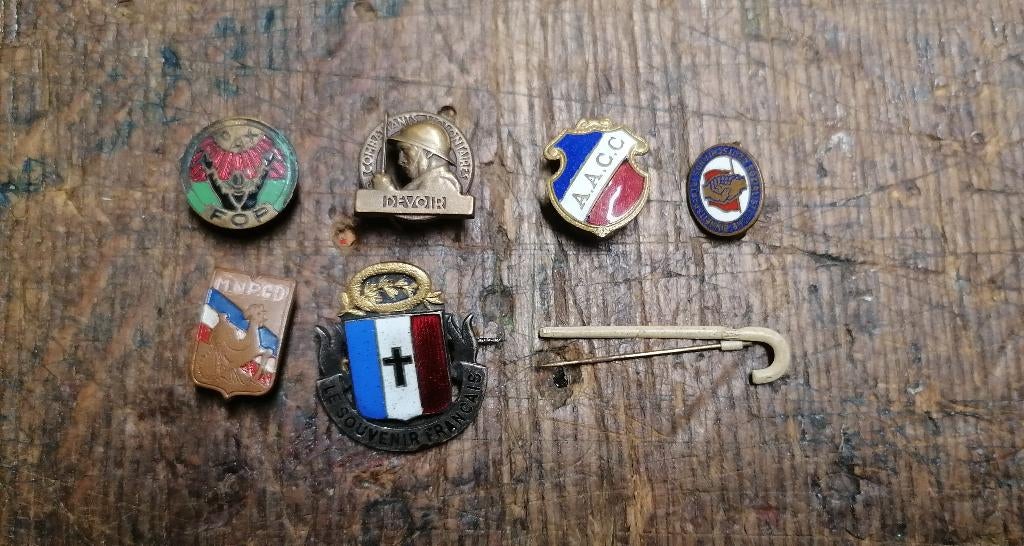 Insigne pucelle pin's militaire poilus landser WW1 WW2, Collections, Envoi