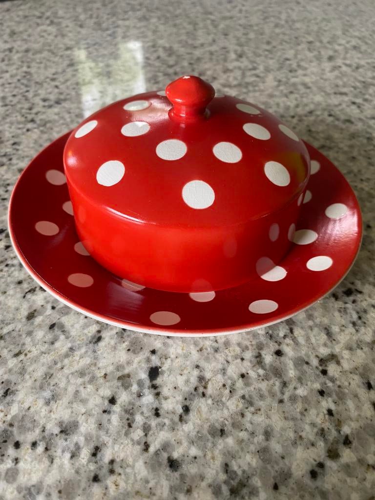 Beurrier rouge pois blancs style Boch, Antiquités & Art, Enlèvement ou Envoi