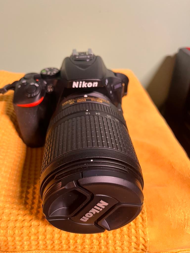 Nikon D5600 plus lens 18/140-3,5-5,6, Ophalen, Zo goed als nieuw, Nikon