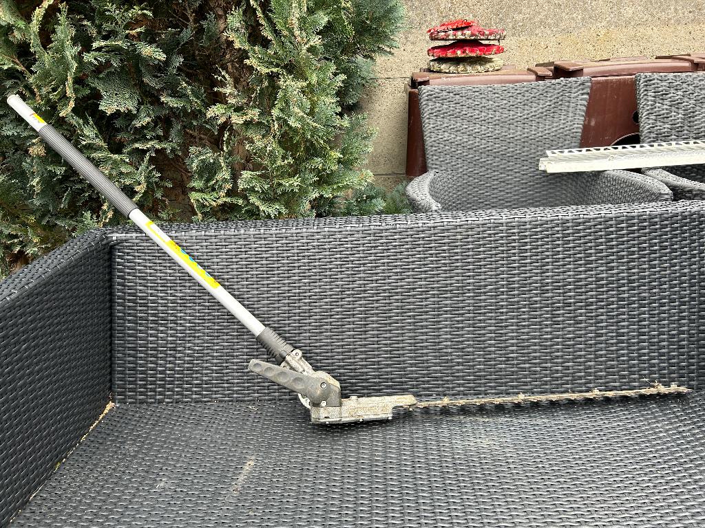 Taille-haie Stihl avec plateau de lame réglable HC-KM 145 de, Stihl, Enlèvement, Utilisé, Essence