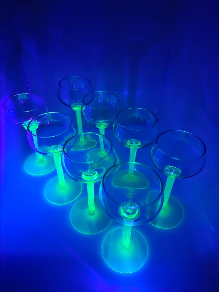 Uranium uraniumglas uraline 8 glazen glas op voet, Antiquités & Art, Antiquités | Verre & Cristal, Enlèvement ou Envoi
