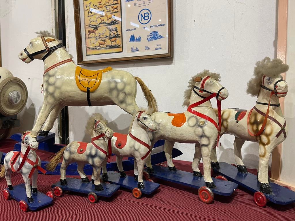 GEZOCHT: kartonnen paardjes van Nazaire Beeusaert, Antiek en Kunst, Ophalen