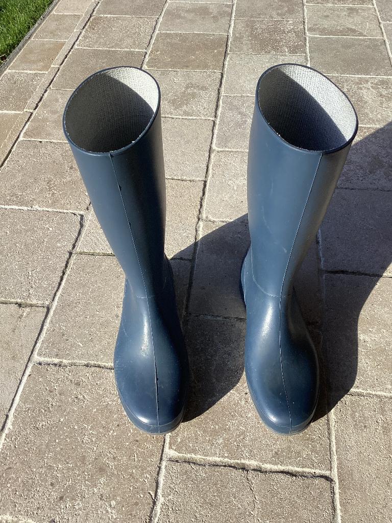 Een paar rubberen dameslaarzen., Ophalen