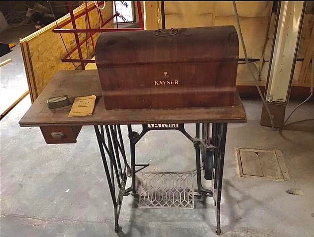 Naaimachine KAYSER gietijzeren onderstel, Ophalen