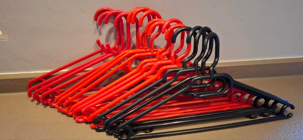 15 st plastieken (combinatie rode en zwarte) kleerhangers 4€, Ophalen of Verzenden