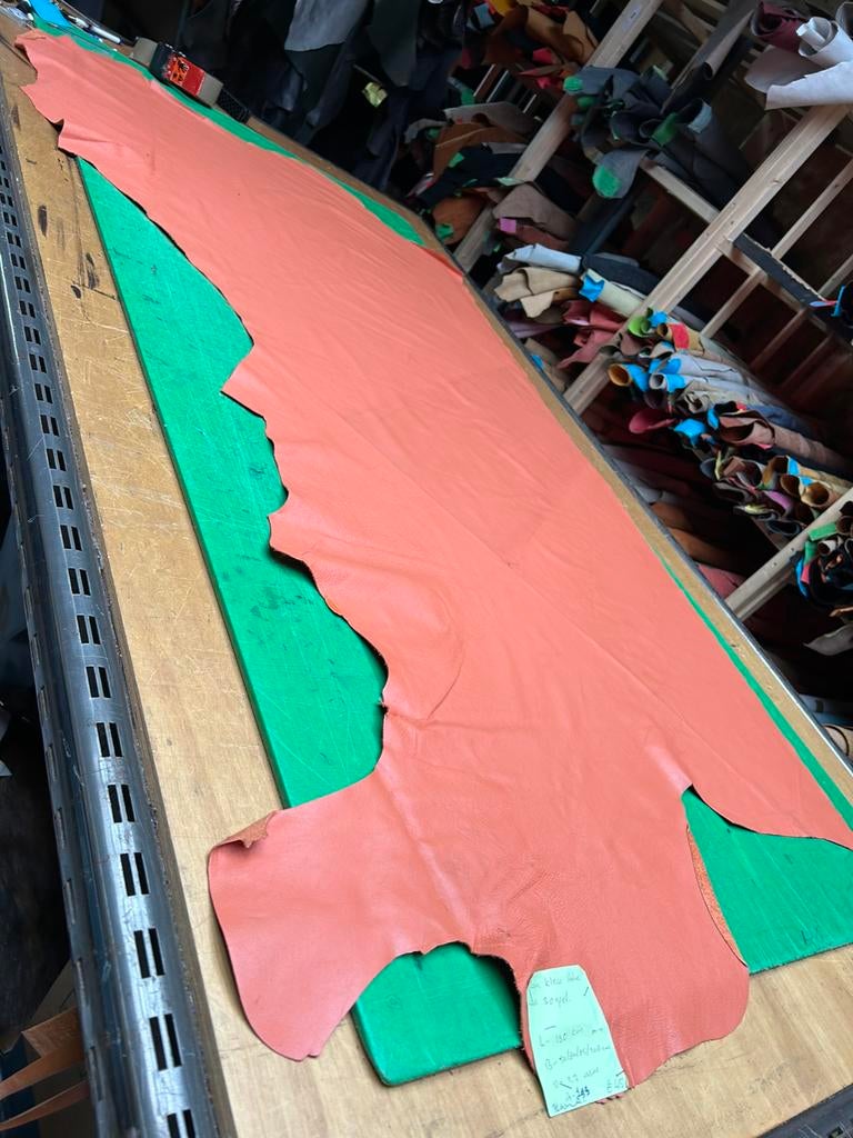 Zalm kleur halve huid 1.2 mm dikte soepel en glad A-199, Hobby en Vrije tijd, Ophalen of Verzenden, Zo goed als nieuw