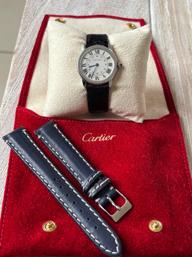 Cartier Round Solo de Cartier Quartz., Bijoux, Sacs & Beauté, Montre-bracelet, Autres marques, Enlèvement ou Envoi, Cuir