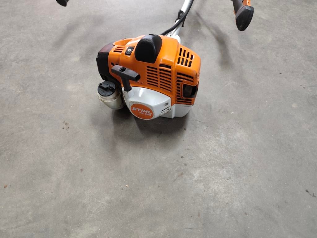 Débroussailleuse Stihl FS 240 âgée de 10 mois., Jardin & Terrasse, Enlèvement