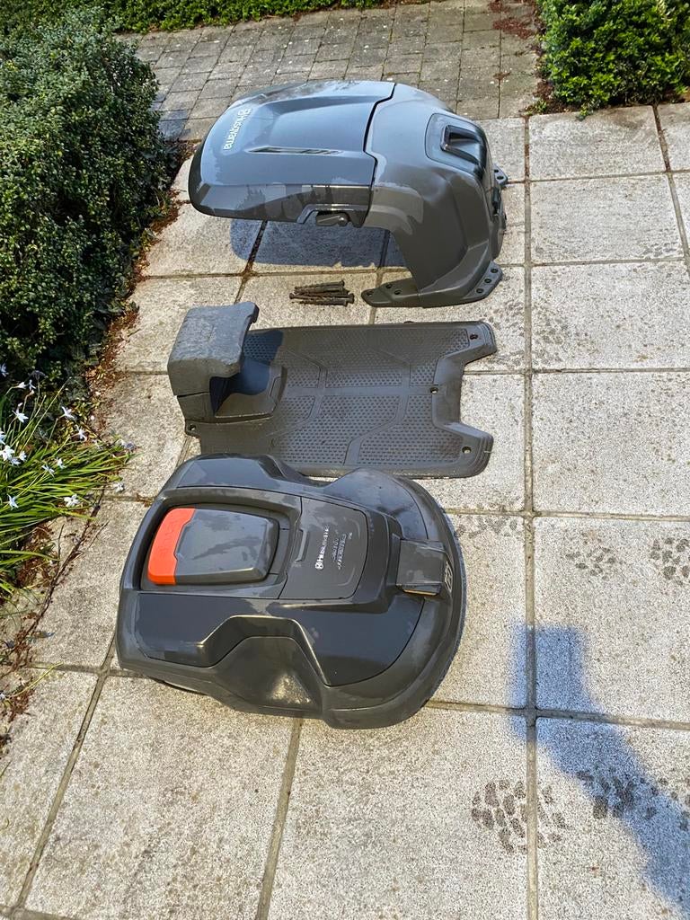 Husqvarna 310 robotmaaier met garage, Tuin en Terras, Ophalen, Zo goed als nieuw