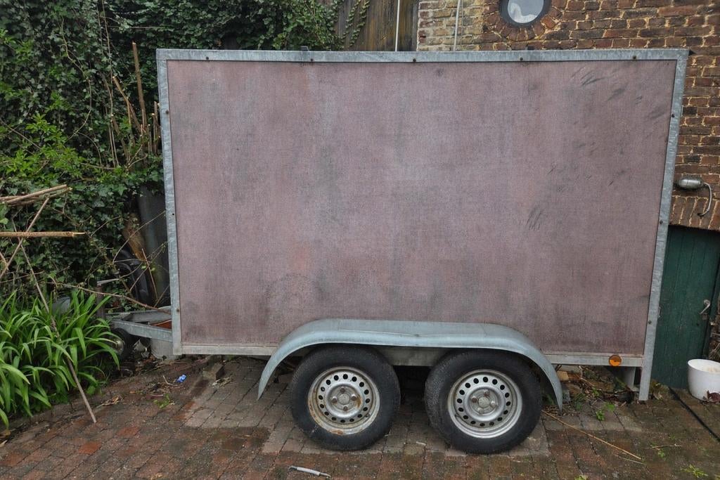 Remorque fermé double essieux