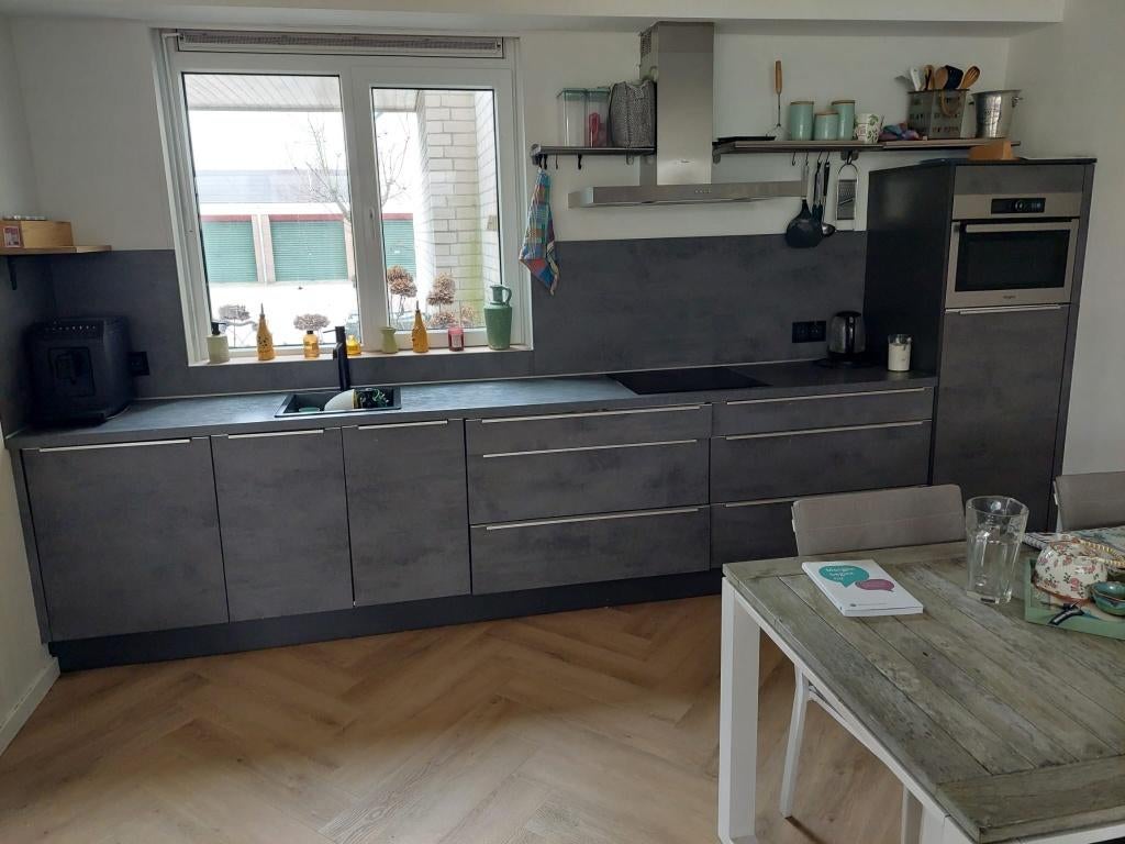 Moderne Betonlook Keuken met Whirlpool ApparatenGEDEMONTEERD