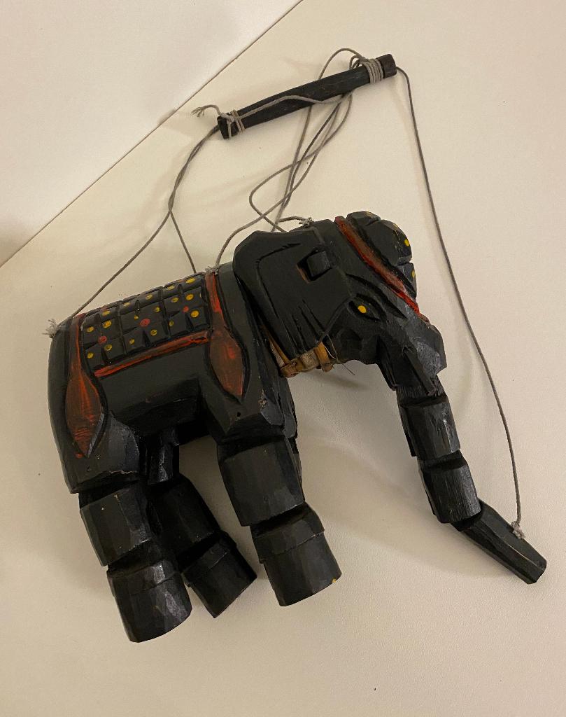 Marionnette vintage d'un éléphant sculpté et peint à la main, Antiquités & Art, Autres styles, Bois, Asie, Autres sujets