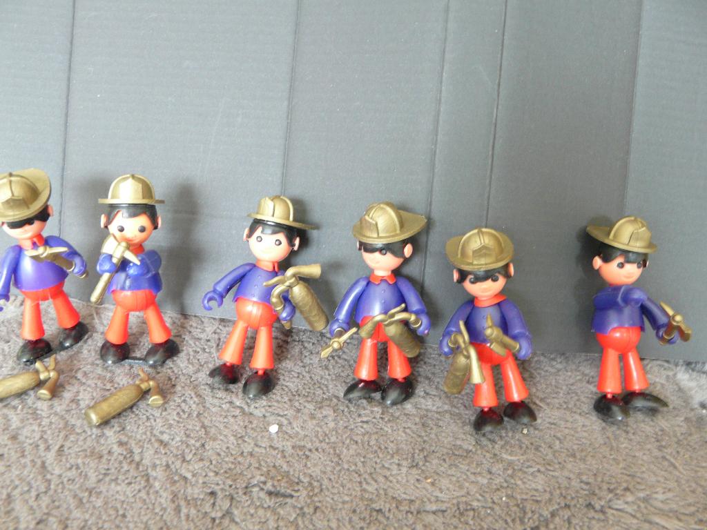 Uit jaren 1980 plastieken figuurtjes oa brandweermannen,..., Verzamelen, Poppetjes en Figuurtjes, Ophalen, Gebruikt
