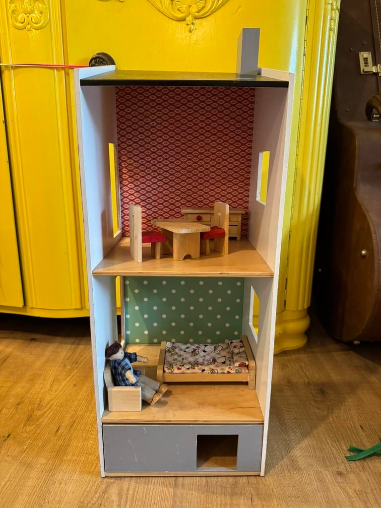 Houten poppenhuis met meubels en popjes, Kinderen en Baby's, Speelgoed | Poppenhuizen, Ophalen, Gebruikt, Poppenhuis