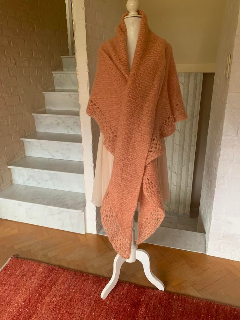 wollen omslagdoek in zalmkleur, Ophalen