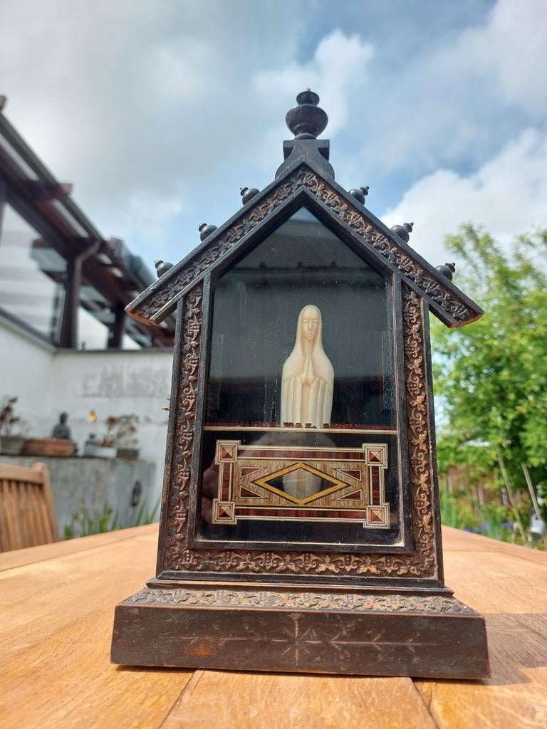 Heel oud houten altaar. Met een Maagd Maria gemaakt van bott, Antiek en Kunst, Antiek | Religieuze voorwerpen, Ophalen of Verzenden