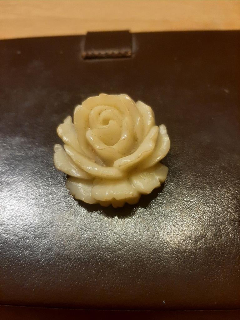 Authentieke vintage "Yves Rocher" broche – roosvorm jaren 80, Ophalen of Verzenden, Broche