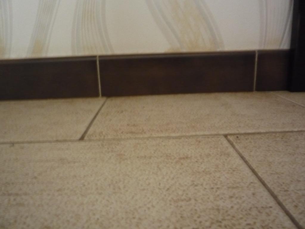 recherche 12 plinthes brunes hauteur 8cm, Doe-het-zelf en Bouw, Plinten en Afwerking, Zo goed als nieuw, Plinten, Ophalen