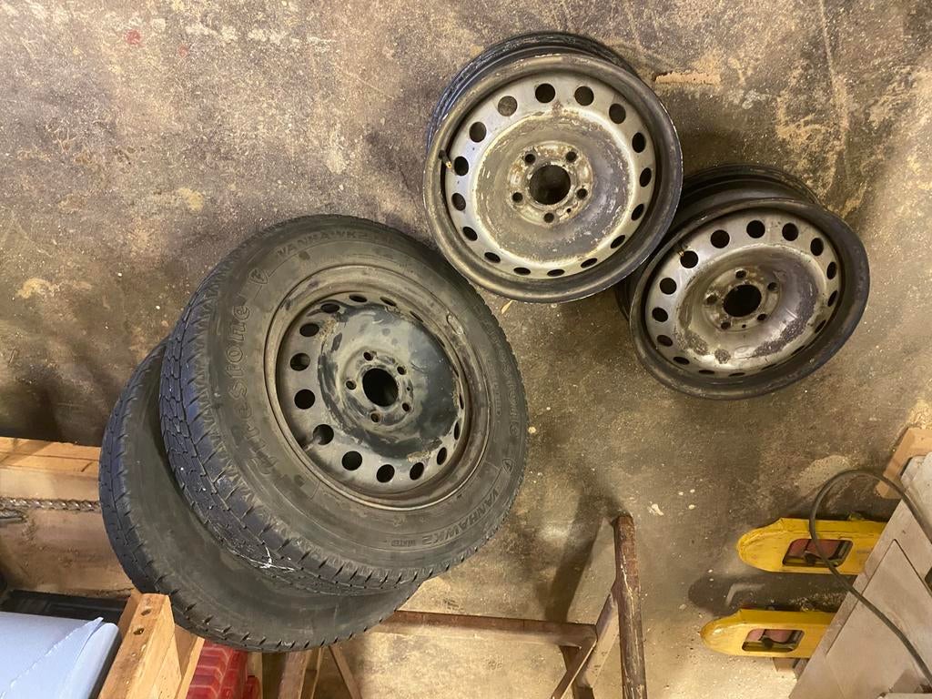 lot de quatre jantes plus deux pneus 205/65/R16 C, Autos : Pièces & Accessoires, Enlèvement, Pneus hiver, Jante(s)