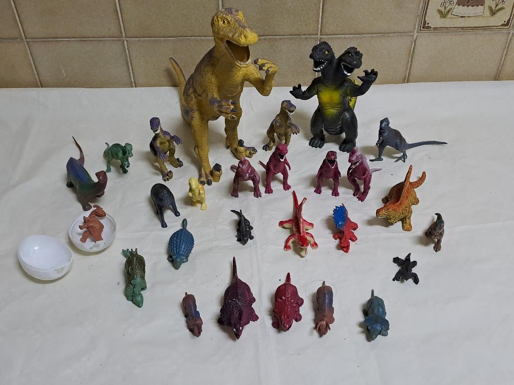 Ensemble de jouets figurines de dinosaures en plastique, Enfants & Bébés, Jouets | Figurines, Enlèvement, Comme neuf