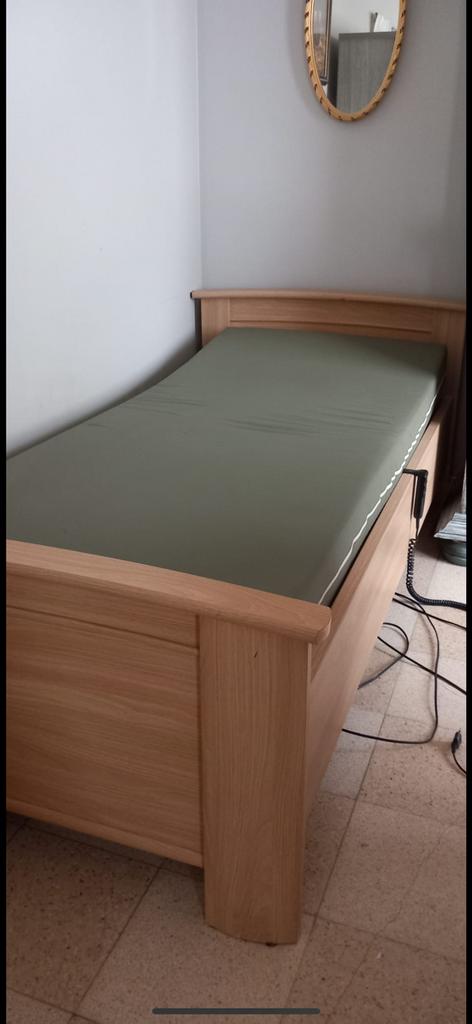 Elektrisch bed met lattenbodem en medische matras, Enlèvement, Comme neuf, Réglable