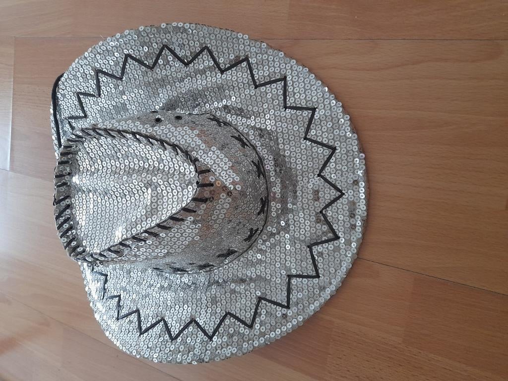 Chapeau de cowboy à paillettes, Enlèvement
