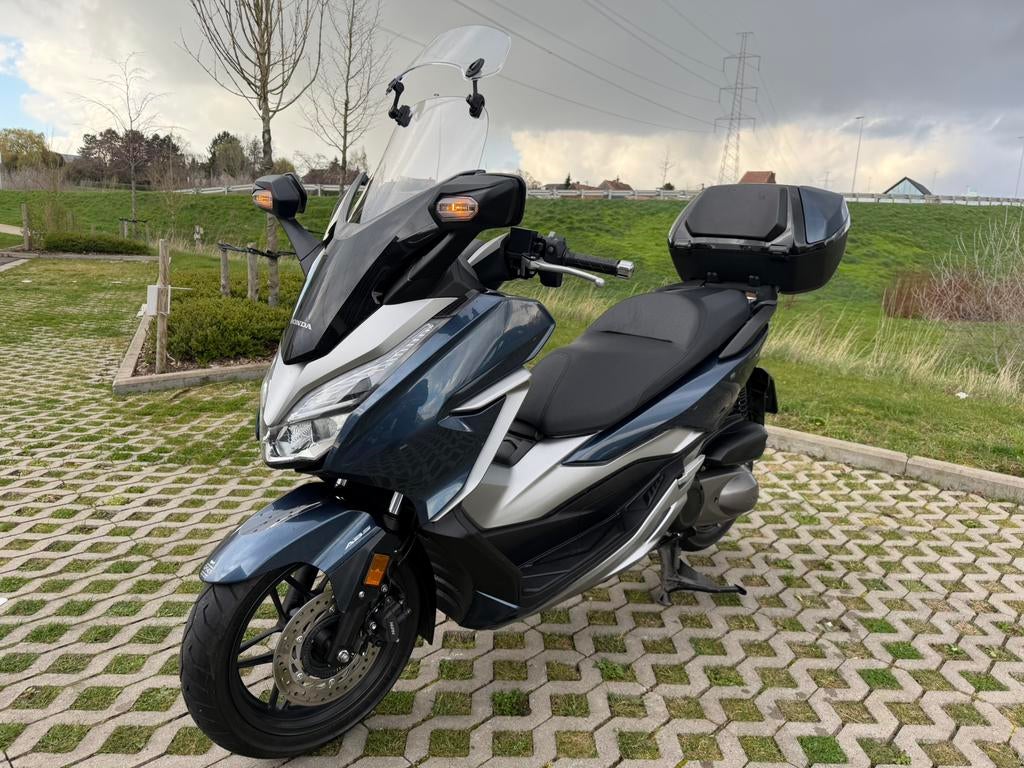 HONDA FORZA 300 * GARANTIE * 2020 * 9.600 km, Motoren, Honda, 300 cc, Bedrijf, Cruise Control