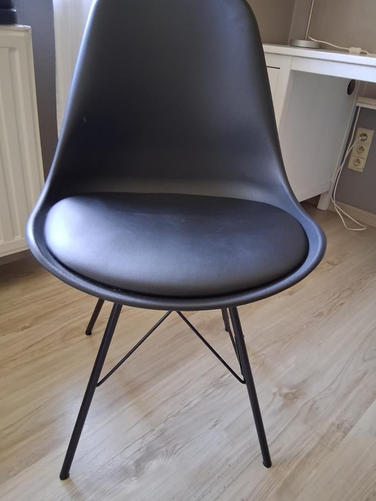 Zwarte stoel jysk, Huis en Inrichting, Stoelen, Ophalen